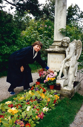 Pat am Grab von Mozart in Wien